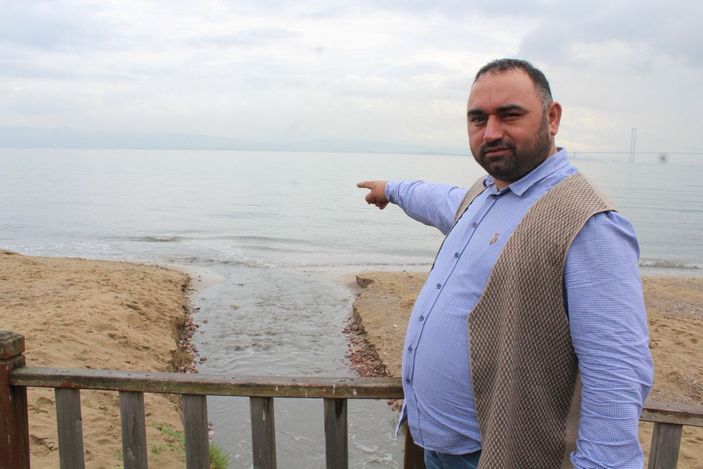 Kömür tozları yağmurla dereye aktı, İzmit Körfezi karardı -3