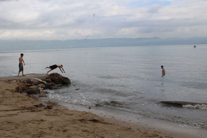 Kömür tozları yağmurla dereye aktı, İzmit Körfezi karardı -4