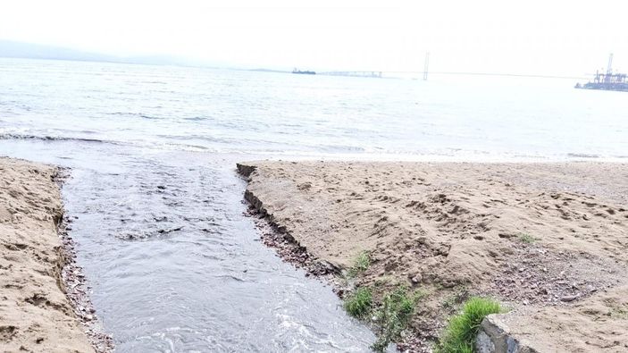 Kömür tozları yağmurla dereye aktı, İzmit Körfezi karardı -8