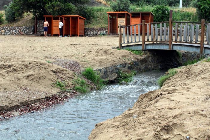 Kömür tozları yağmurla dereye aktı, İzmit Körfezi karardı -1