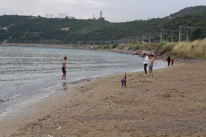 Kömür tozları yağmurla dereye aktı, İzmit Körfezi karardı -5