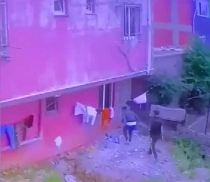  Sultangazi'de göçmenlerin kaldığı evde hırsızlık kamerada -4