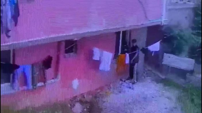  Sultangazi'de göçmenlerin kaldığı evde hırsızlık kamerada -2