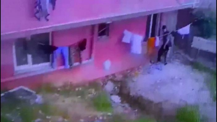  Sultangazi'de göçmenlerin kaldığı evde hırsızlık kamerada -1