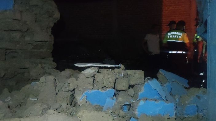 Otomobil evin duvarına daldı: 1 ölü -6