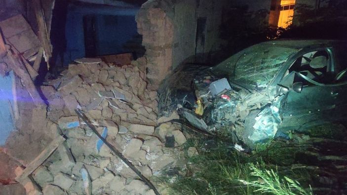 Otomobil evin duvarına daldı: 1 ölü -2