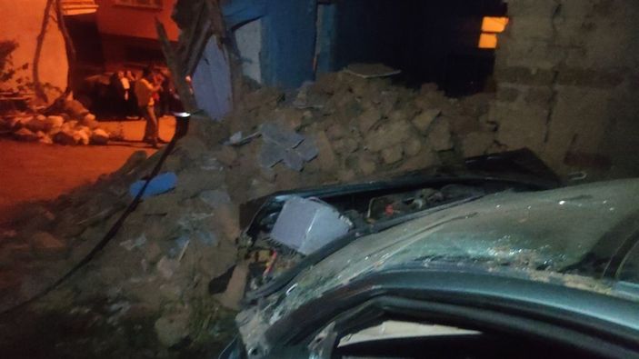 Otomobil evin duvarına daldı: 1 ölü -4