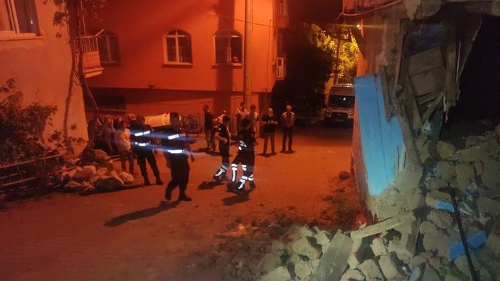 Otomobil evin duvarına daldı: 1 ölü -3