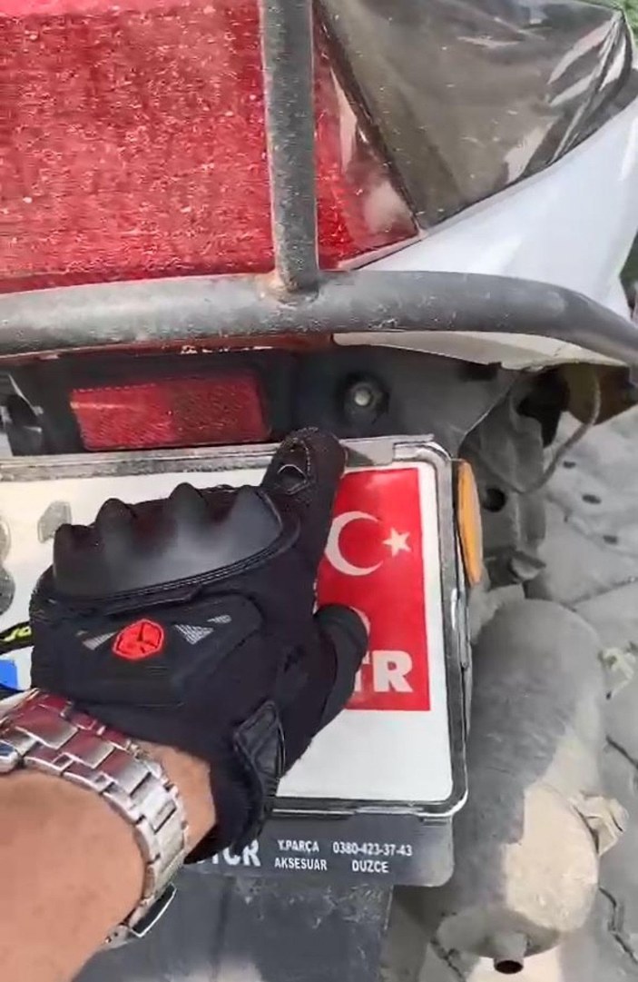 Plakasını Türk bayrağı etiketiyle kapatan motosikletliye para cezası -2