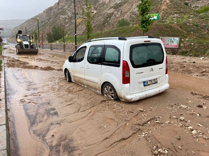 Sivas'ta 20 dakikalık sağanakta yollar göle döndü -10