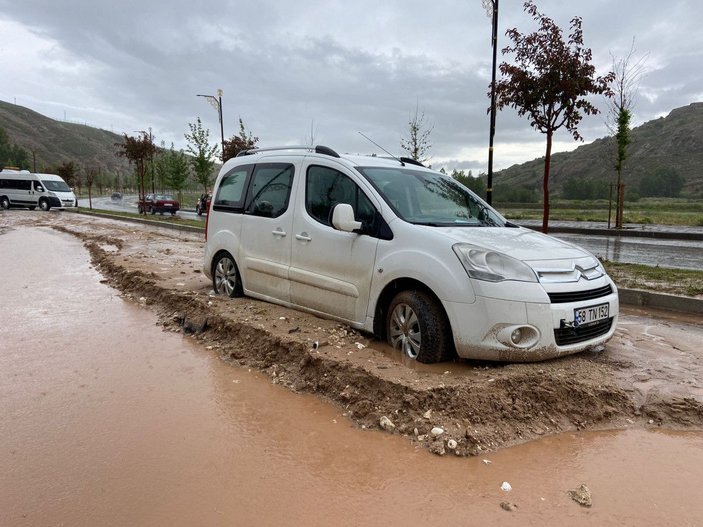 Sivas'ta 20 dakikalık sağanakta yollar göle döndü -6