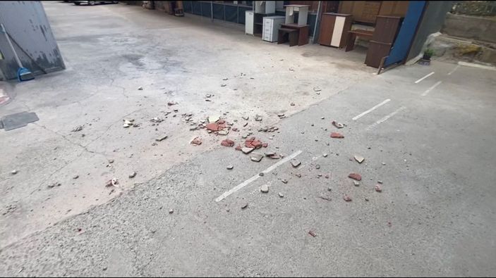 40 yıllık binadan beton parçaları düştü, 2 kişi yaralandı -7