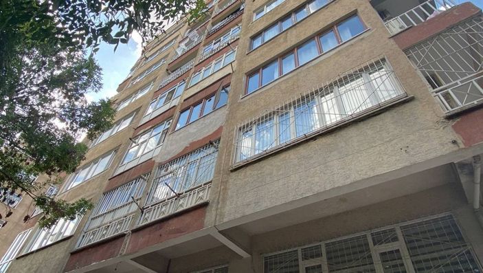 40 yıllık binadan beton parçaları düştü, 2 kişi yaralandı -3