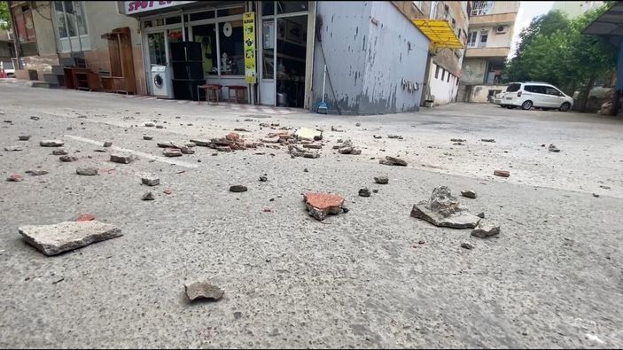 40 yıllık binadan beton parçaları düştü, 2 kişi yaralandı -8