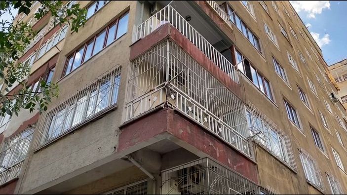 40 yıllık binadan beton parçaları düştü, 2 kişi yaralandı -6