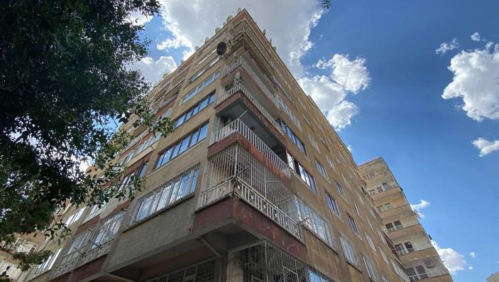 40 yıllık binadan beton parçaları düştü, 2 kişi yaralandı -4