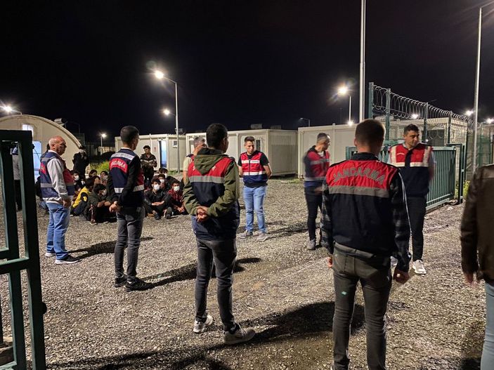 Afganistan uyruklu 272 kaçak göçmen ülkelerine gönderildi -3
