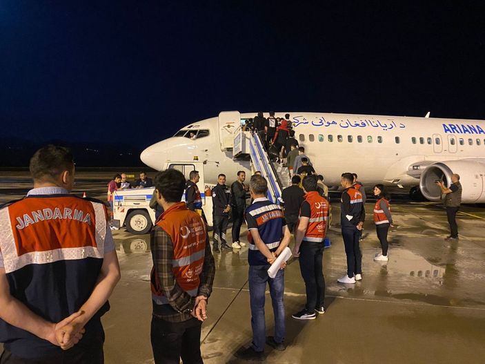 Afganistan uyruklu 272 kaçak göçmen ülkelerine gönderildi -1