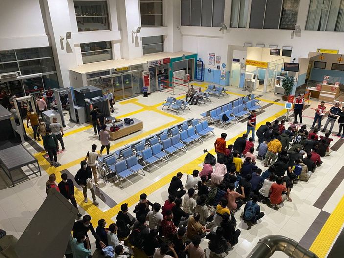 Afganistan uyruklu 272 kaçak göçmen ülkelerine gönderildi -4