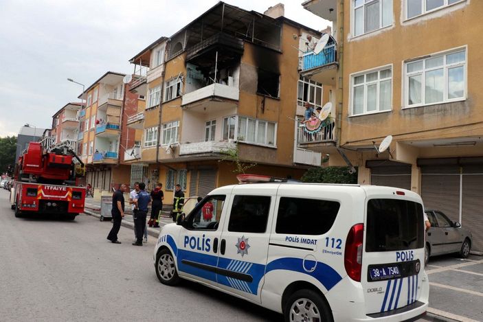 Ev sahibiyle tartışan 2 kardeş, oturdukları daireyi yaktı -1