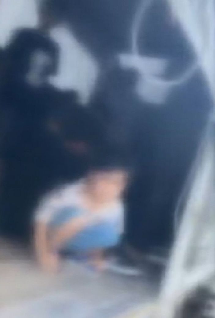 Sancaktepe'de kamyonetin kasasında 44 mülteci yakalandı -1