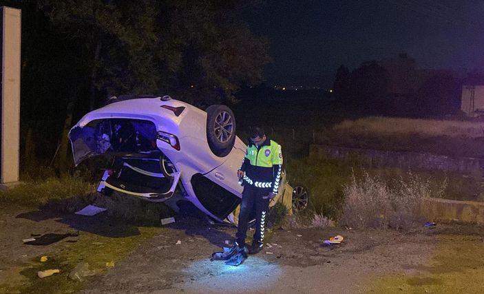 Takla atıp, ters dönen otomobildeki 2 kişi ağır yaralandı -7