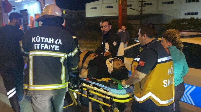 Takla atıp, ters dönen otomobildeki 2 kişi ağır yaralandı -3