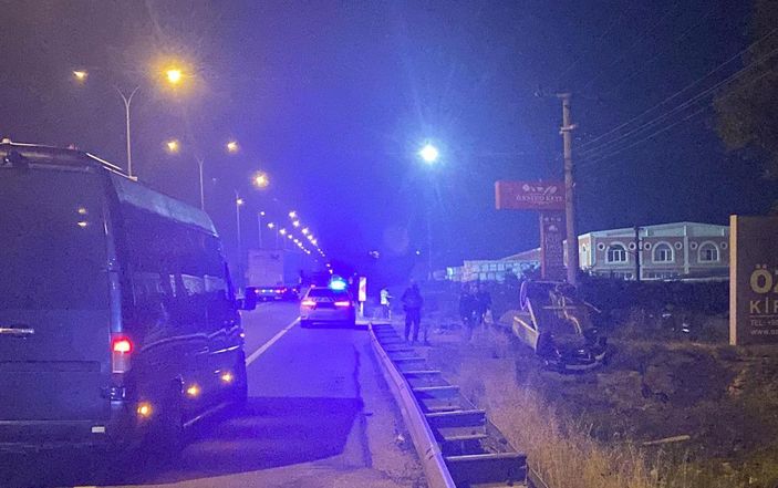 Takla atıp, ters dönen otomobildeki 2 kişi ağır yaralandı -9