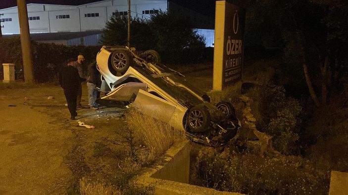 Takla atıp, ters dönen otomobildeki 2 kişi ağır yaralandı -8