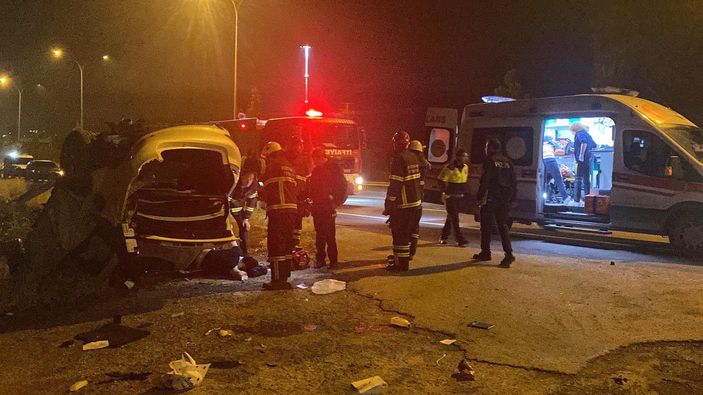 Takla atıp, ters dönen otomobildeki 2 kişi ağır yaralandı -6