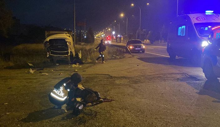 Takla atıp, ters dönen otomobildeki 2 kişi ağır yaralandı -2