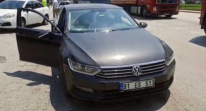 Yol kenarında beklerken otomobil çarptı -3