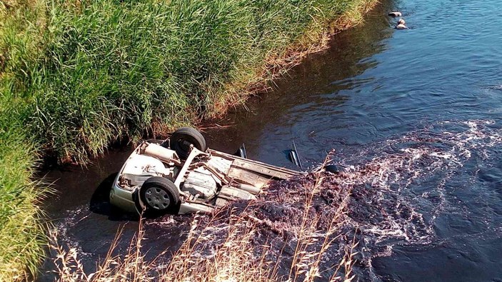 Tekirdağ’da otomobil dereye uçup suya gömüldü: Araçtaki üç kişi yüzerek karaya çıktı -1