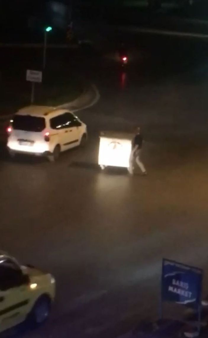 Çöp konteynerini yol ortasına çekip içki masası yaptı, sürücülere zor anlar yaşattı -5