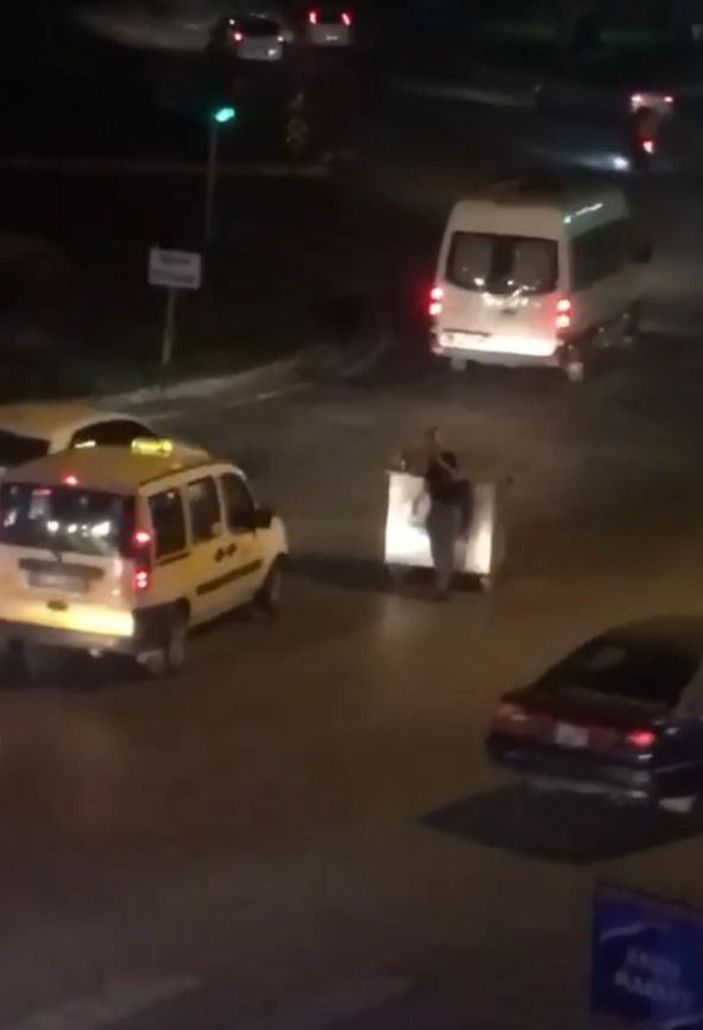 Çöp konteynerini yol ortasına çekip içki masası yaptı, sürücülere zor anlar yaşattı -1