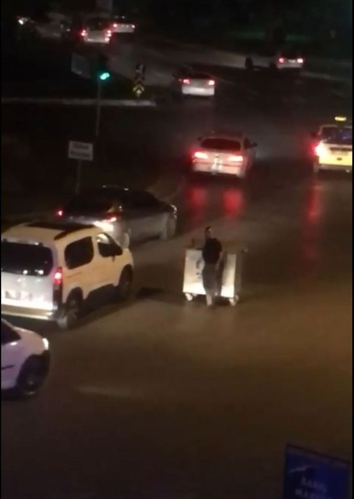 Çöp konteynerini yol ortasına çekip içki masası yaptı, sürücülere zor anlar yaşattı -2