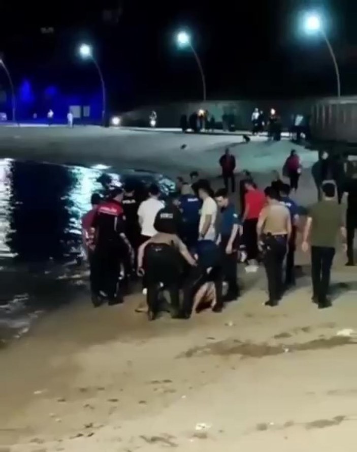 Kocaeli'de gece denize giren 2 kişiden biri boğulma tehlikesi geöçirdi
