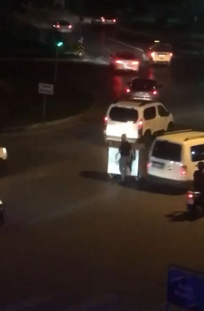 Çöp konteynerini yol ortasına çekip içki masası yaptı, sürücülere zor anlar yaşattı -3