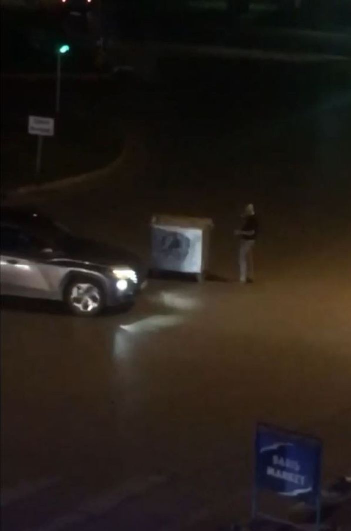 Çöp konteynerini yol ortasına çekip içki masası yaptı, sürücülere zor anlar yaşattı -4