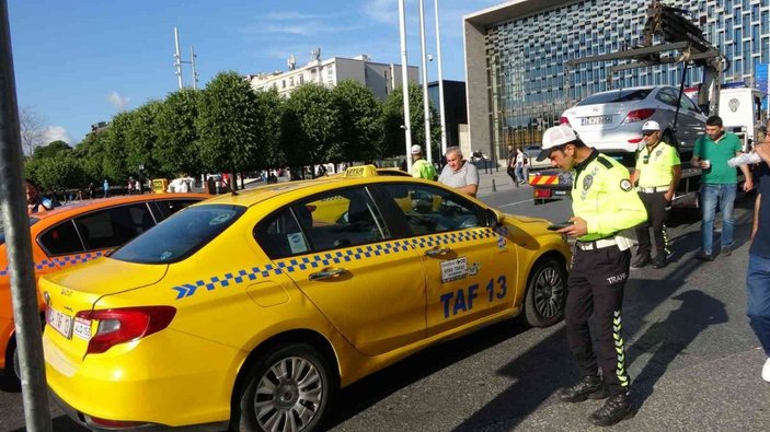 Taksim’de yapılan denetimde taksicilere ceza yağdı -3