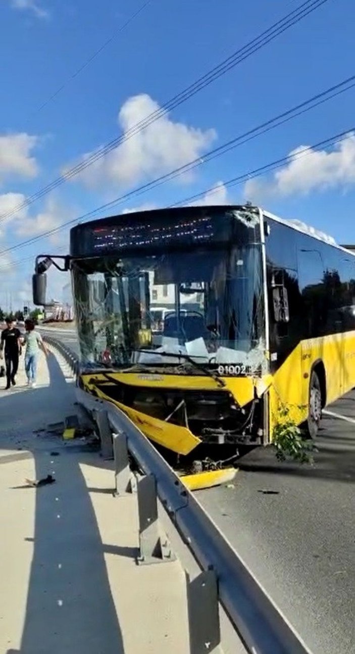 İETT peronundan kayan otobüs, yoldaki otomobile çarparak durdu -1