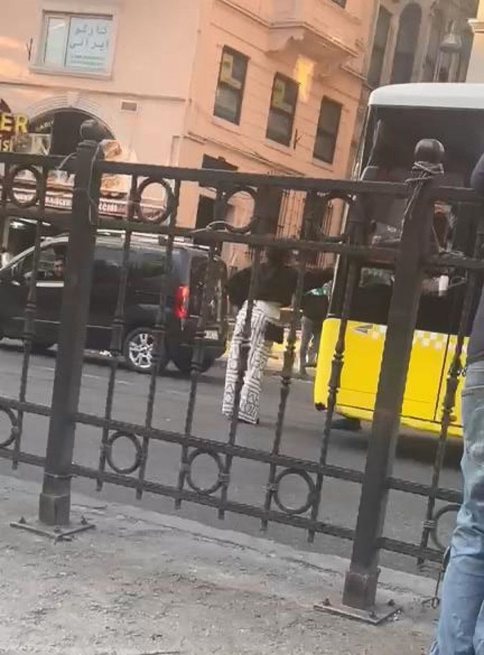 Beyoğlu'nda bulvara çıkan kadın trafiği durdurdu  -4