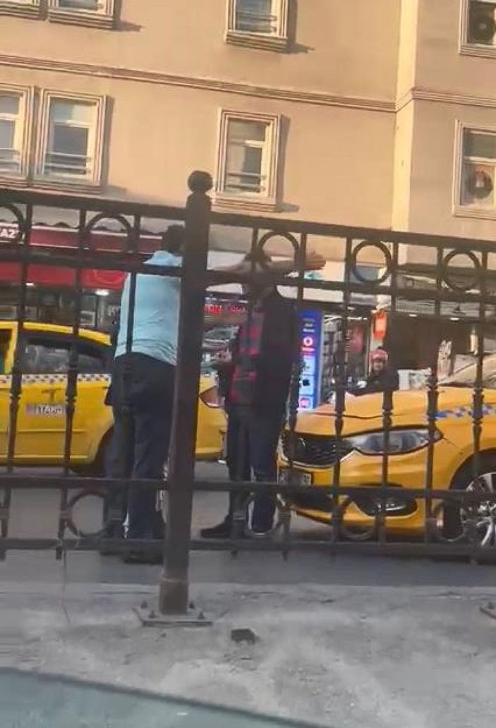 Beyoğlu'nda bulvara çıkan kadın trafiği durdurdu  -1