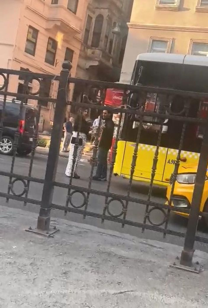 Beyoğlu'nda bulvara çıkan kadın trafiği durdurdu  -3
