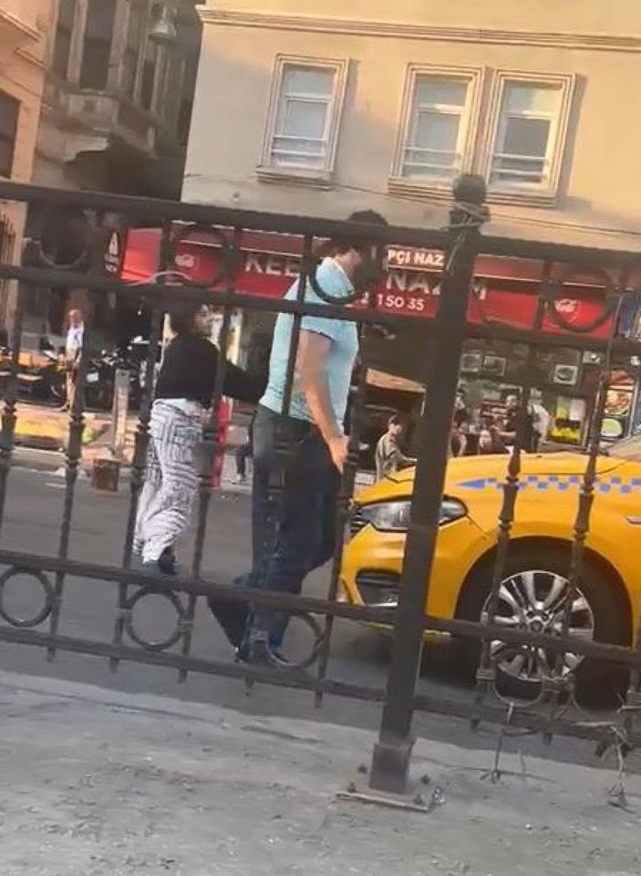 Beyoğlu'nda bulvara çıkan kadın trafiği durdurdu  -2