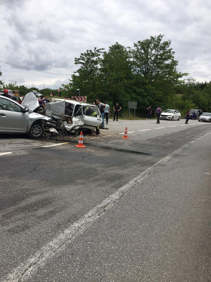 Kocaeli'de sınav dönüşü otomobiller çarpıştı: 4 yaralı -3