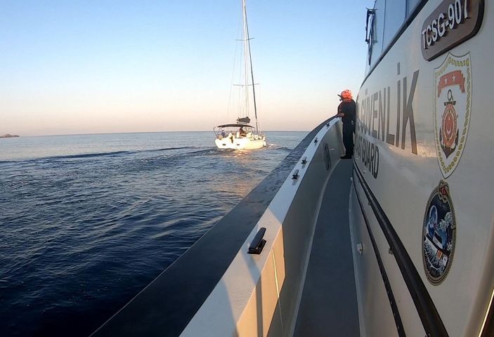 İzmir'de 100 kaçak göçmen ile 4 organizatör yakalandı, 24 kaçak göçmen kurtarıldı -1