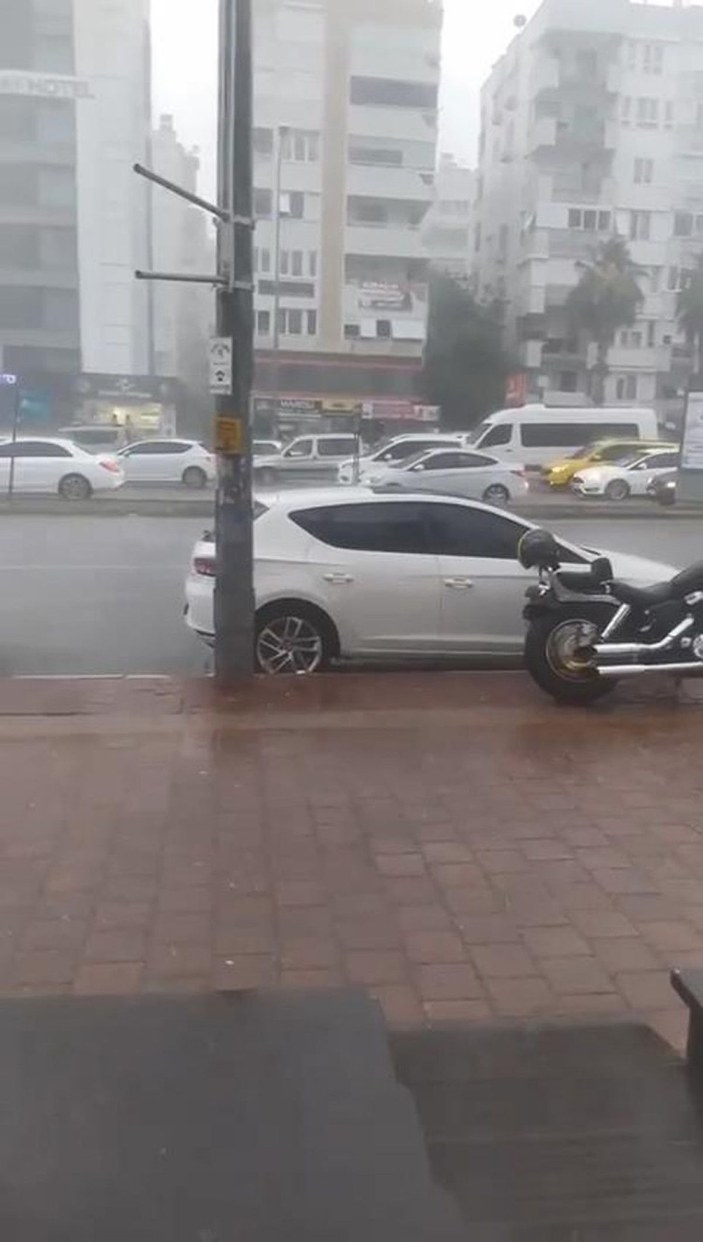 Antalya'da 'yaz yağmuru' günlük yaşamı olumsuz etkiledi -3