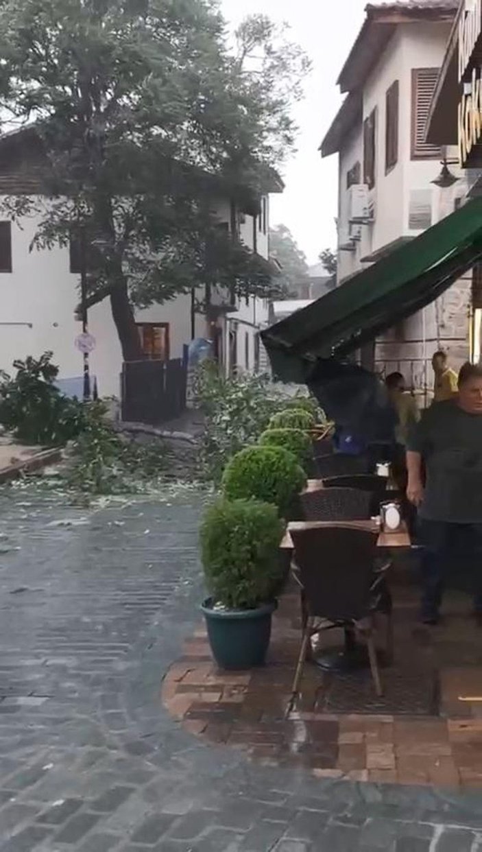 Antalya'da 'yaz yağmuru' günlük yaşamı olumsuz etkiledi -6