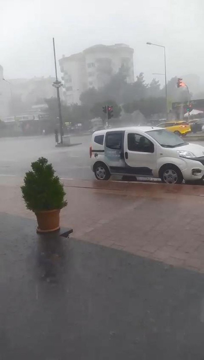 Antalya'da 'yaz yağmuru' günlük yaşamı olumsuz etkiledi -1